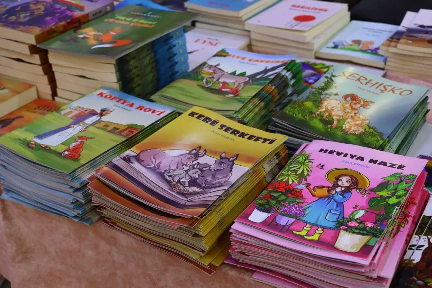 فرحة الأطفال في معرض الكتاب