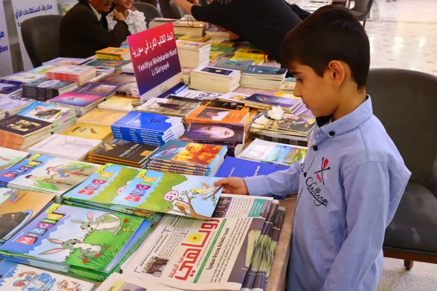 فرحة الأطفال في معرض الكتاب