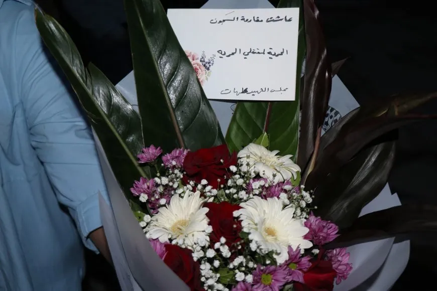 المناضل محمد رمزي يصل حي الشيخ مقصود بعد إطلاق سراحه