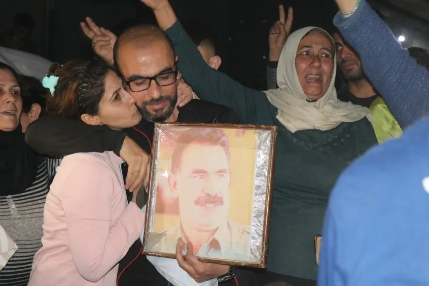 المناضل محمد رمزي يصل حي الشيخ مقصود بعد إطلاق سراحه