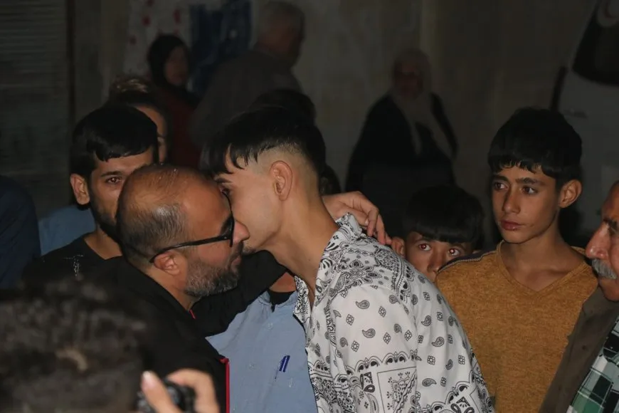 المناضل محمد رمزي يصل حي الشيخ مقصود بعد إطلاق سراحه