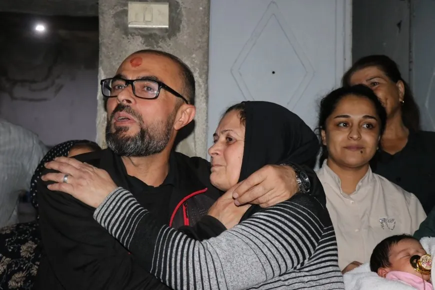 المناضل محمد رمزي يصل حي الشيخ مقصود بعد إطلاق سراحه