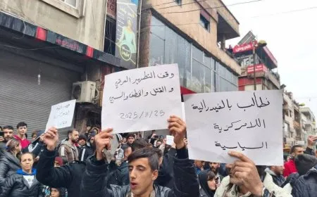 المحتجون في الساحل والداخل السوري يتعرضون لإطلاق نار