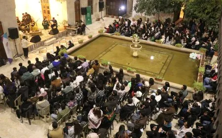 طلاب جامعة حلب يجسدون روح التلاحم خلال فعالية فنية أمام قلعة حلب