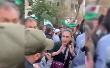 مؤيدون للحكومة الانتقالية يحاولون إسكات فتاة اعترضت على رفع "راية جهادية"