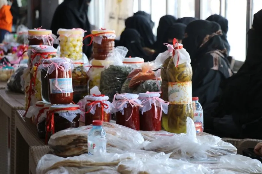 معرض للأعمال اليدوية في الطبقة لدعم وتمكين النساء في المجتمع
