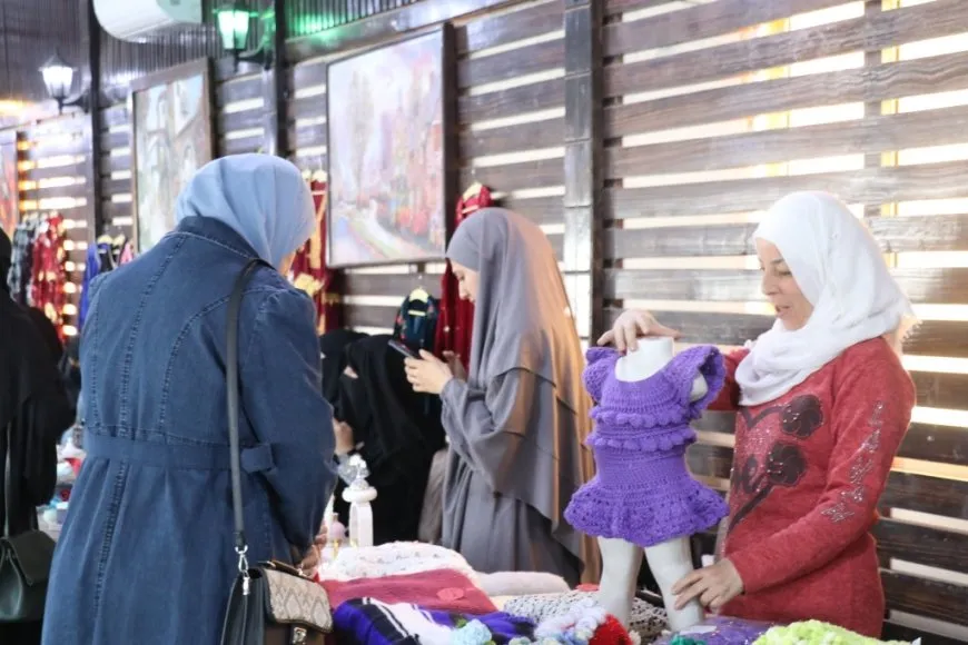 معرض للأعمال اليدوية في الطبقة لدعم وتمكين النساء في المجتمع