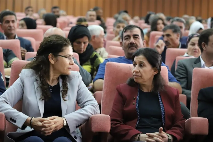 إلهام أحمد تؤكد أهمية اللامركزية خلال المؤتمر التأسيسي لاتحاد الأصناف