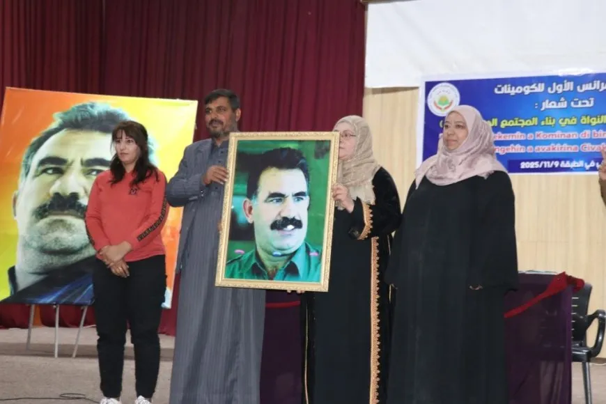 مناقشة رؤية العقد الاجتماعي للكومينات خلال كونفرانس في الطبقة