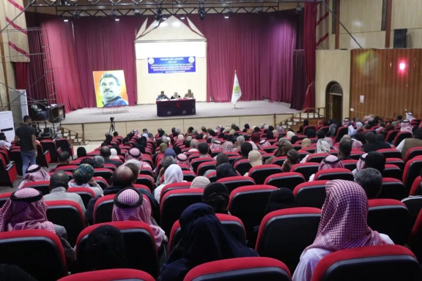 مناقشة رؤية العقد الاجتماعي للكومينات خلال كونفرانس في الطبقة