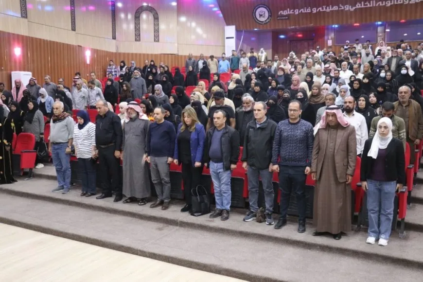 مناقشة رؤية العقد الاجتماعي للكومينات خلال كونفرانس في الطبقة
