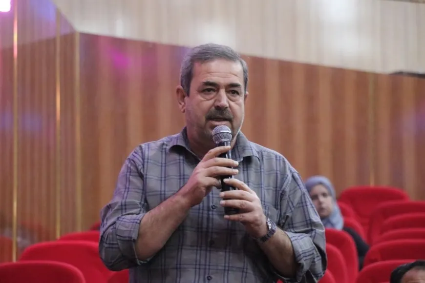 مناقشة رؤية العقد الاجتماعي للكومينات خلال كونفرانس في الطبقة