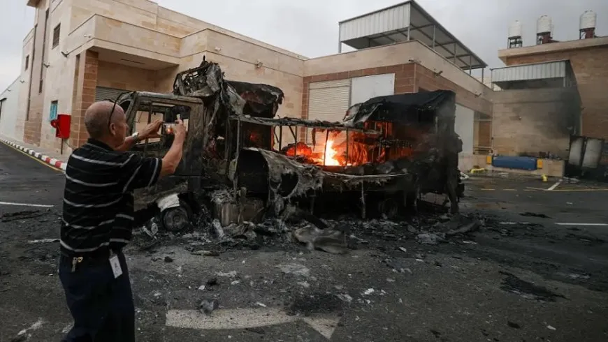 مقتل 14 فلسطينياً في الضفة ومستوطنون يحرقون مسجداً
