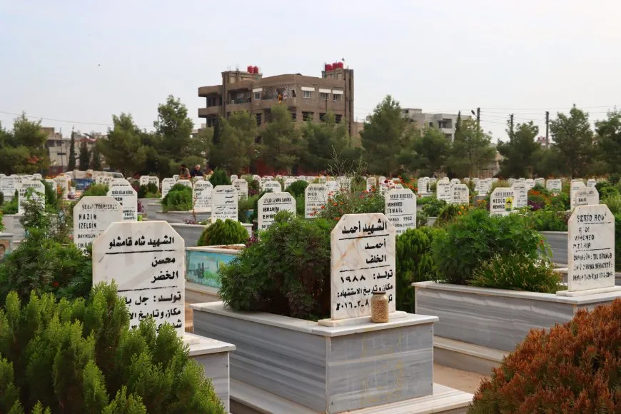ضيوف ومشاركو مهرجان مهرجان روج آفا الدولي يزورون مزار الشهداء