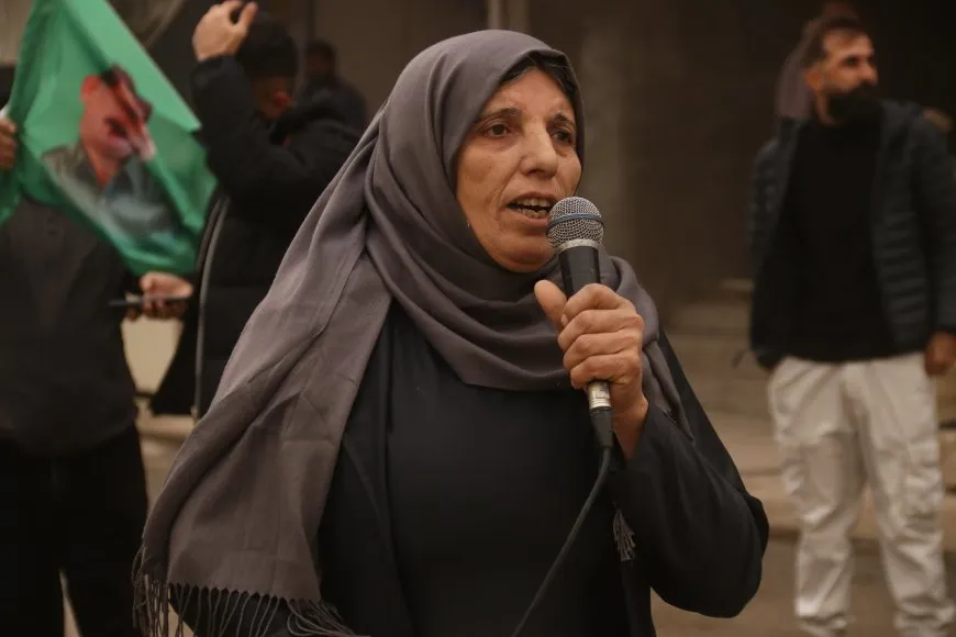 مئات الأهالي يطالبون بمنح القائد عبد الله أوجلان الحق في الأمل 