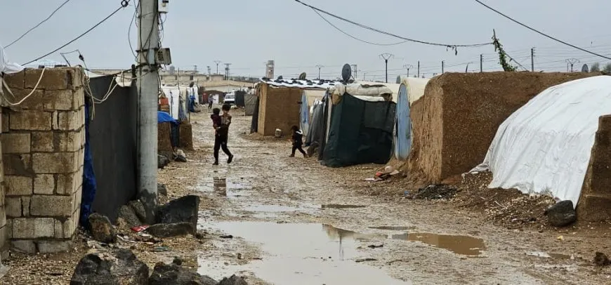 الأمطار الغزيرة تزيد من معاناة مهجّري سري كانيه في مخيم واشوكاني