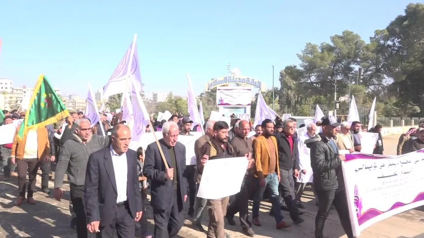 مئات الرجال في إقليم شمال وشرق سوريا يتظاهرون ضد العنف بحق المرأة