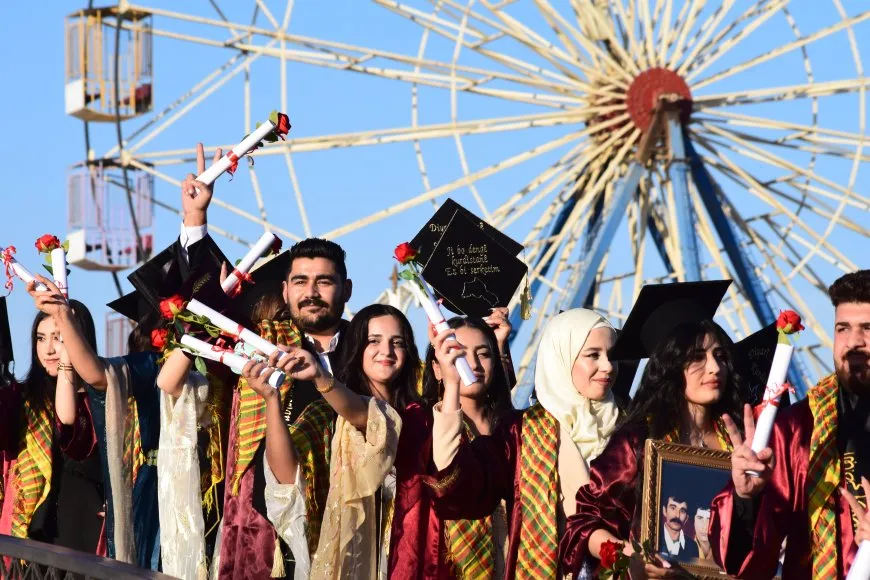 حفل تخرج 211 طالبة وطالباً من جامعة روج آفا في قامشلو