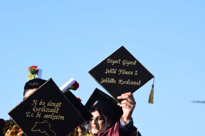 حفل تخرج 211 طالبة وطالباً من جامعة روج آفا في قامشلو