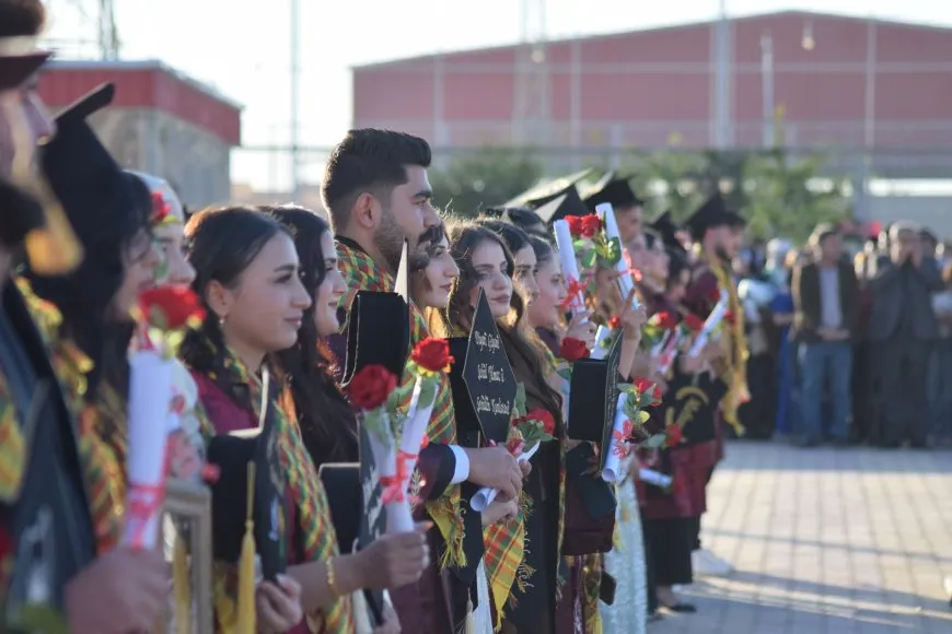 حفل تخرج 211 طالبة وطالباً من جامعة روج آفا في قامشلو