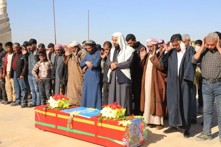 جثمان عضو قوى الأمن الداخلي علاء الفارس يوارى الثرى في تل حميس