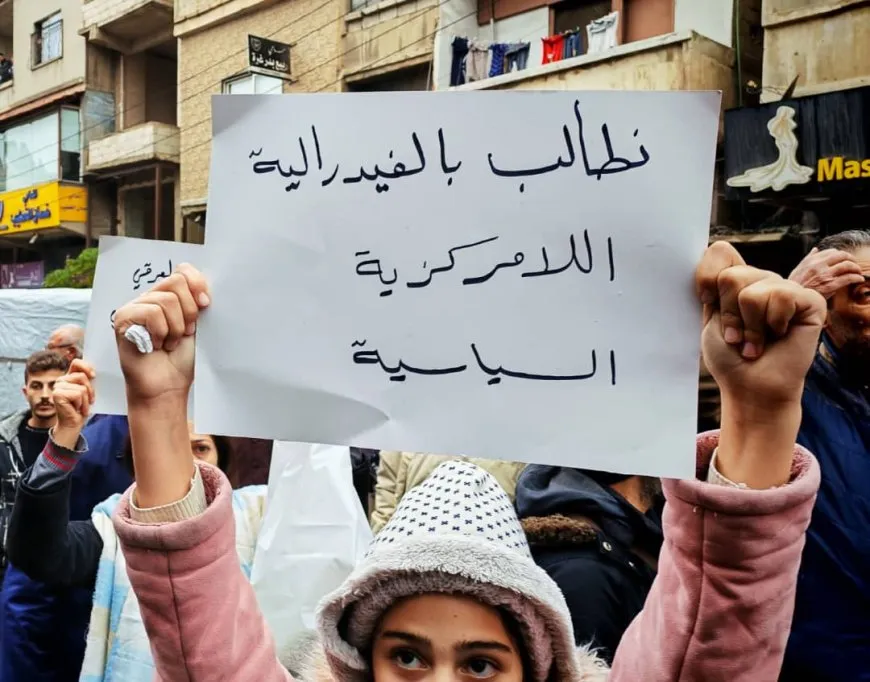 احتجاجات شعبية في الساحل وحمص وحماة رداً على أحداث العنف الأخيرة 