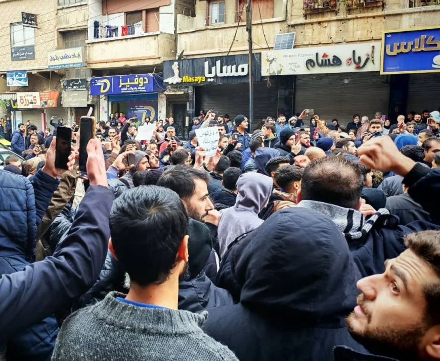 المحتجون في الساحل والداخل السوري يتعرضون لإطلاق نار