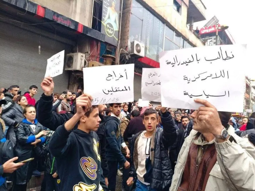 المحتجون في الساحل والداخل السوري يتعرضون لإطلاق نار