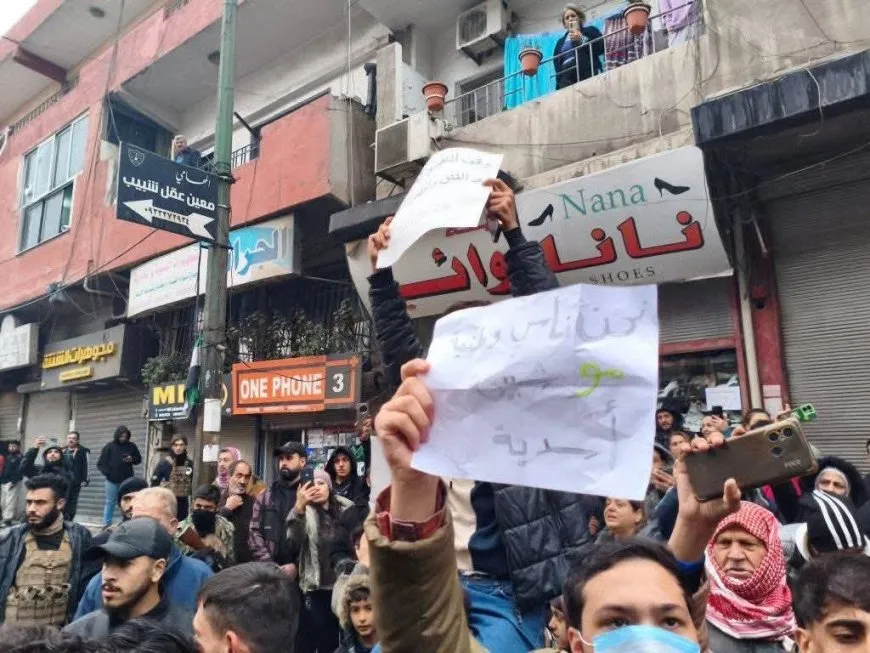 المحتجون في الساحل والداخل السوري يتعرضون لإطلاق نار