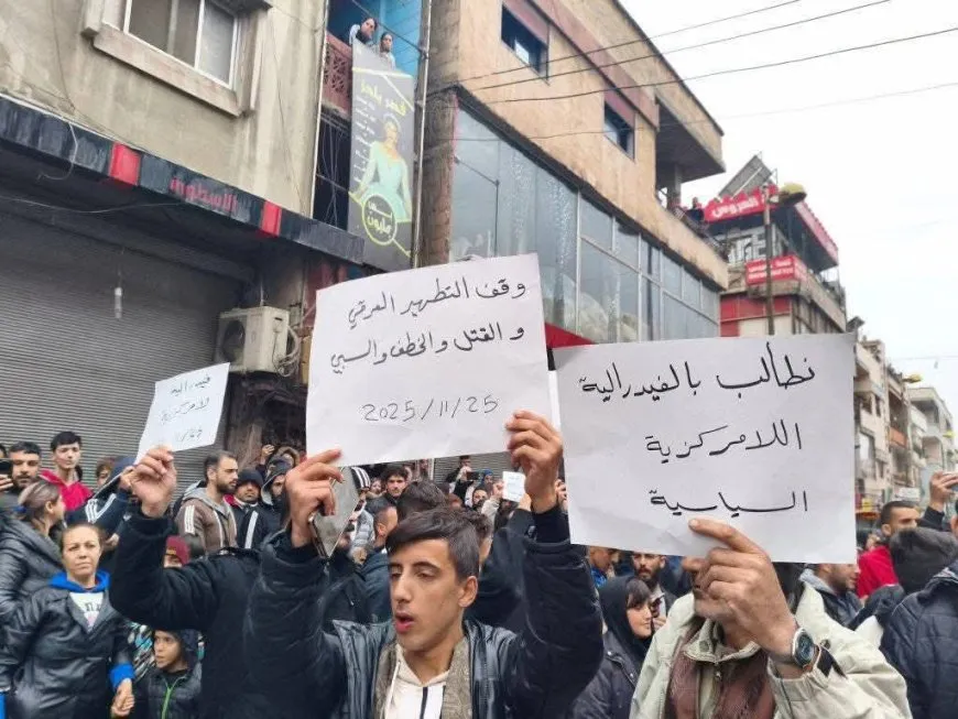 المحتجون في الساحل والداخل السوري يتعرضون لإطلاق نار