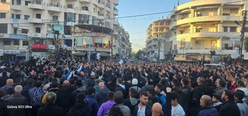 المحتجون في الساحل والداخل السوري يتعرضون لإطلاق نار