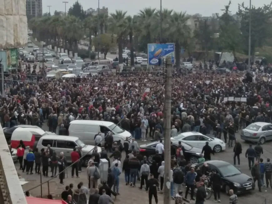 المحتجون في الساحل والداخل السوري يتعرضون لإطلاق نار