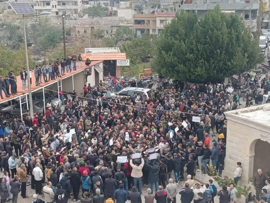 المحتجون في الساحل والداخل السوري يتعرضون لإطلاق نار