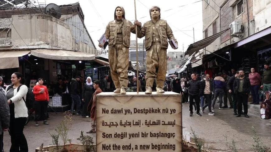 بعدد سنوات المقاومة..تماثيل حيّة لسبعة وأربعين دقيقة