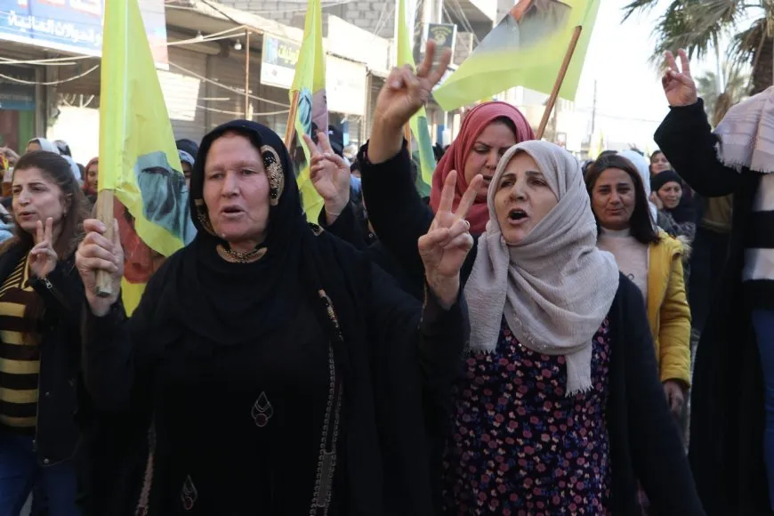 أهالي الحسكة والمهجّرون إليها يطالبون بالحرية الجسدية للقائد عبد الله أوجلان 