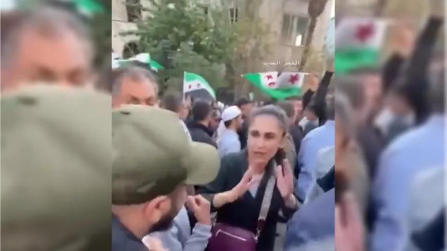 مؤيدون للحكومة الانتقالية يحاولون إسكات فتاة اعترضت على رفع "راية جهادية"