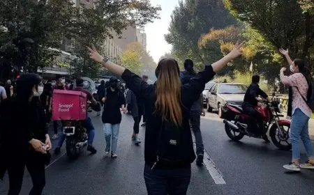 خامنئي يجدد موقفه الصارم في تقييد حرية المرأة الإيرانية