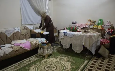 امرأة تنسج ذاكرة مدينة بخيوطٍ تقاوم الزوال