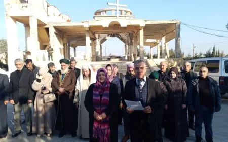 معايدة المسيحيين في مدينة الطبقة بمناسبة عيد الميلاد