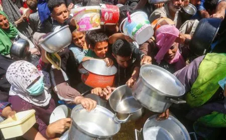 مفوض الأمم المتحدة لحقوق الإنسان ينتقد قرار إسرائيل بتعليق أنشطة الإغاثة في غزة