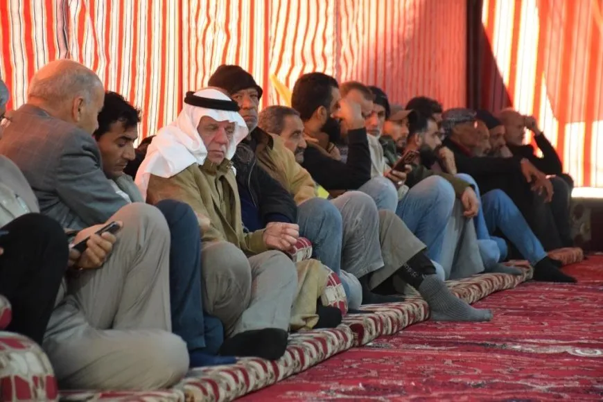 تقديم واجب العزاء لذوي مقاتل من قوات الدفاع الشعبي في الرقة 