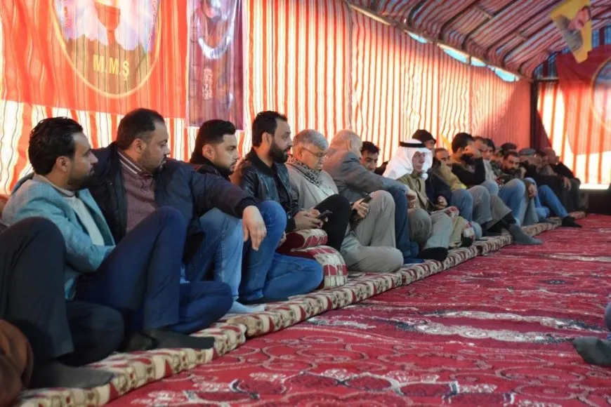 تقديم واجب العزاء لذوي مقاتل من قوات الدفاع الشعبي في الرقة 