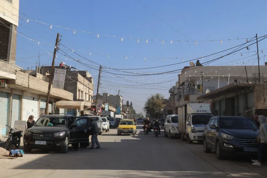 بلدية الشعب في عامودا تنفذ مشروع إنارة الطرق وتزيين ساحة المرأة الحرة