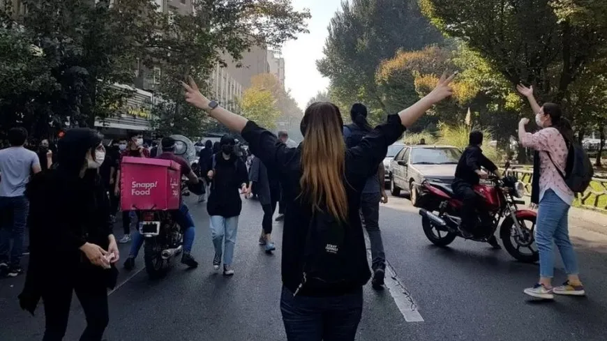 خامنئي يجدد موقفه الصارم في تقييد حرية المرأة الإيرانية