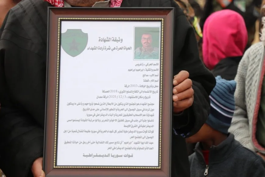 تشييع جثمان مقاتل من قسد في الطبقة