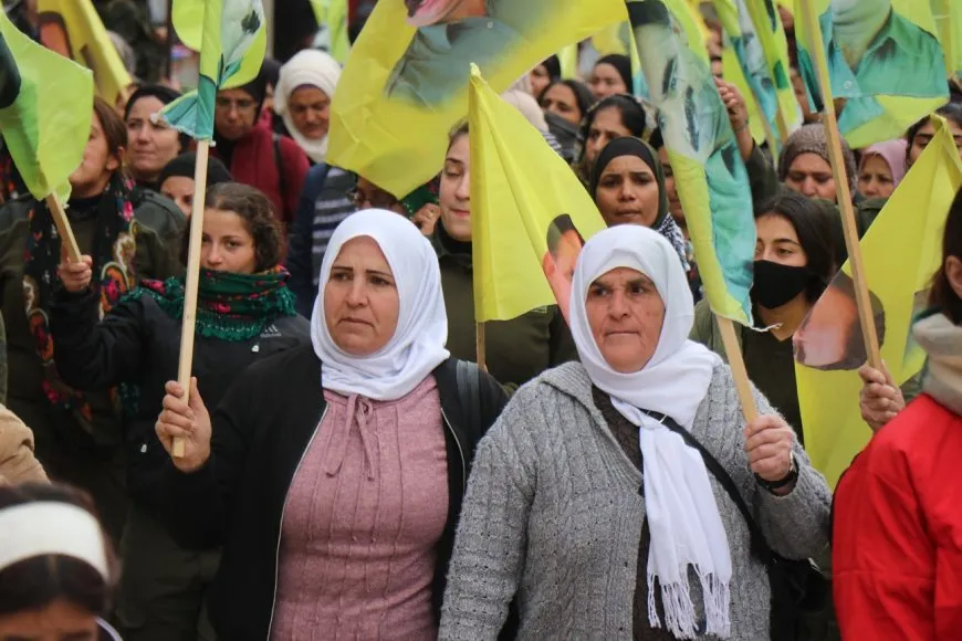 مسيرة في حلب تطالب برفع العزلة عن القائد وإطلاق سراحه