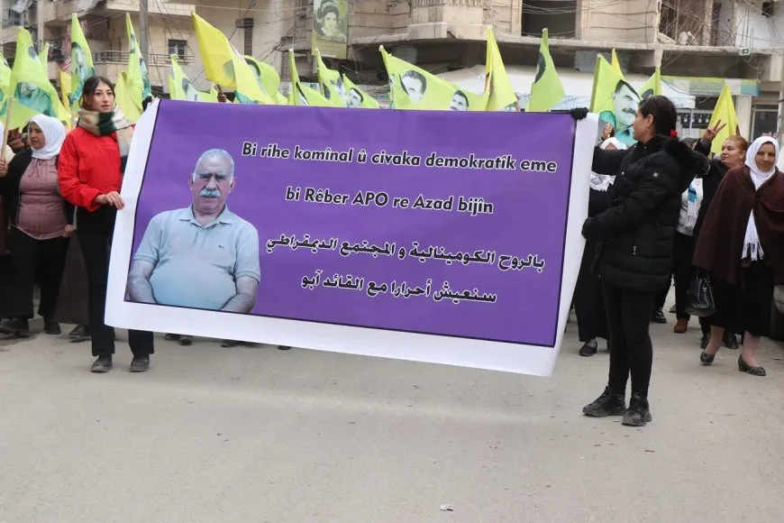 مسيرة في حلب تطالب برفع العزلة عن القائد وإطلاق سراحه