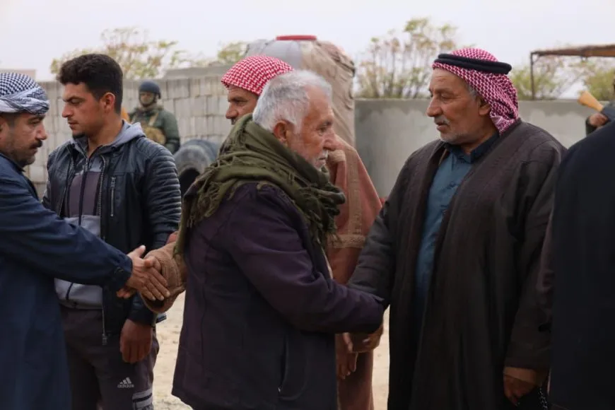 تقديم واجب العزاء لذوي مقاتل من قسد في الطبقة
