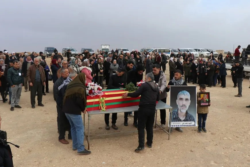 أهالي حلب ومهجّرو عفرين يشيّعون جثمان شهيد ضحية التعذيب الوحشي