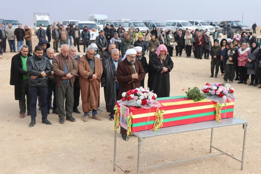 أهالي حلب ومهجّرو عفرين يشيّعون جثمان شهيد ضحية التعذيب الوحشي